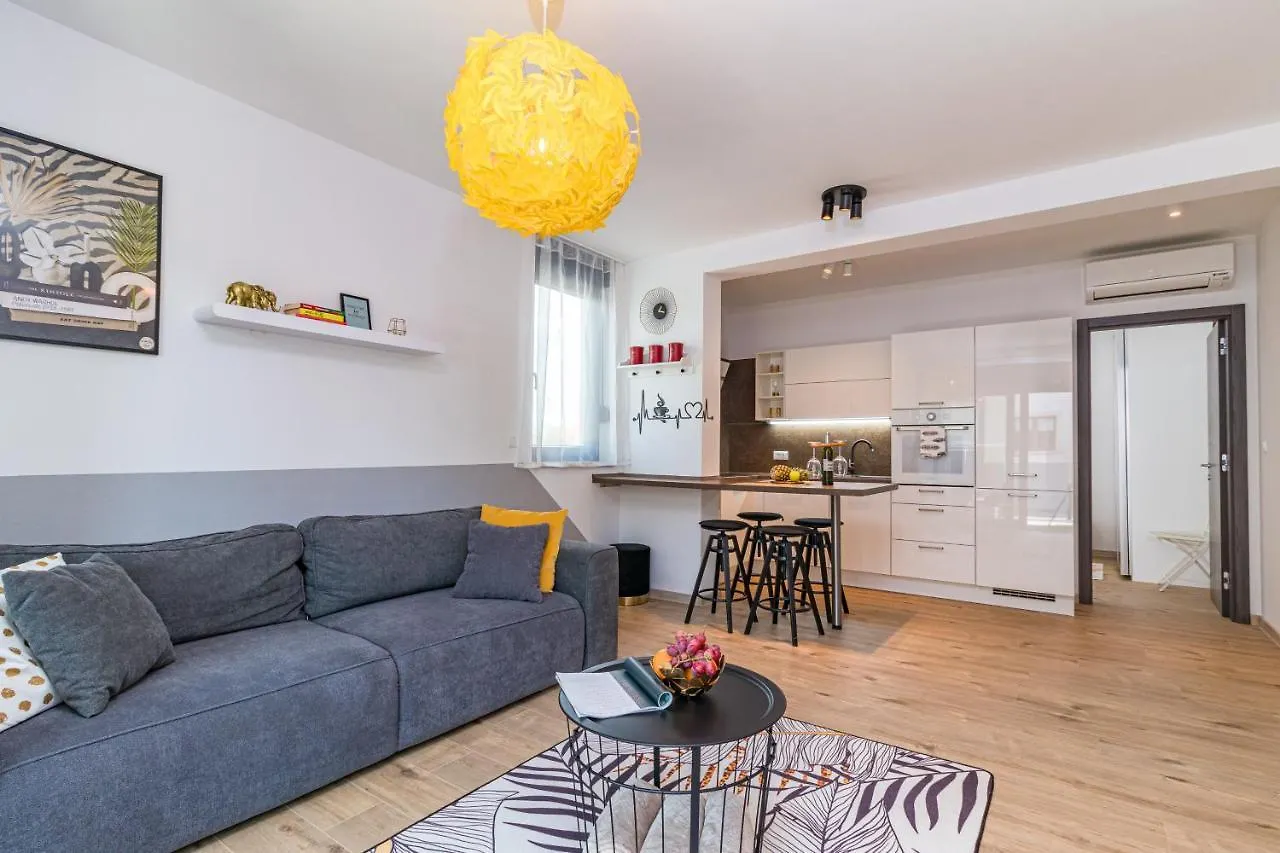 Apartment M****, New City Apartment + Parking Pula 0*,  Kroatien